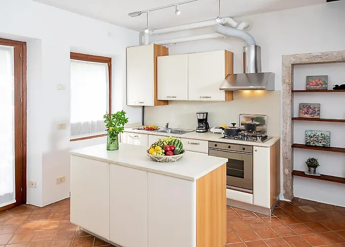 بيت للعطل Nocino - Regarda Travel لاتيزي